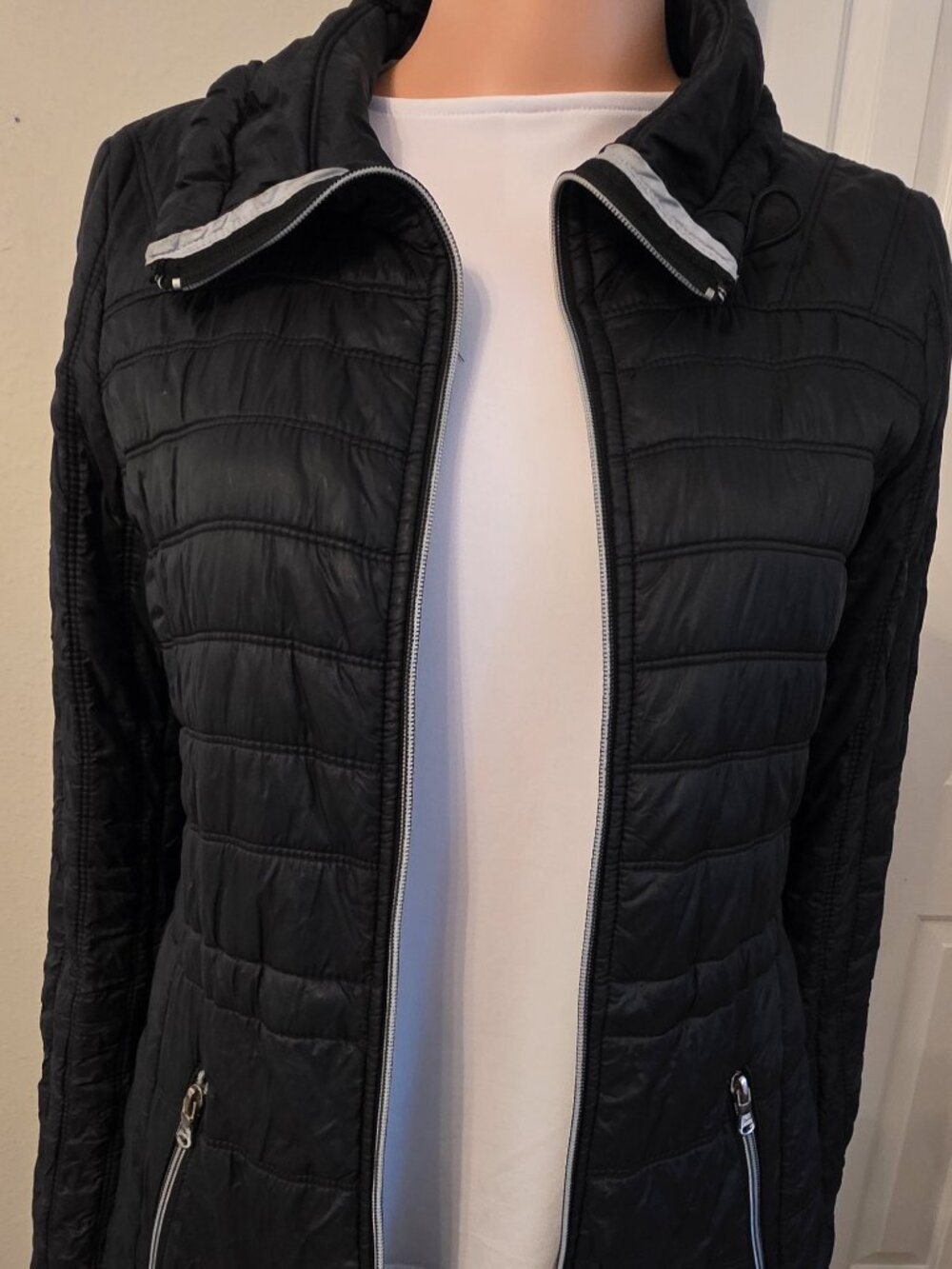 Guess Packable Quilted Lightweight Puffer Jacket — Size S / CH / P - Picture 2 of 14